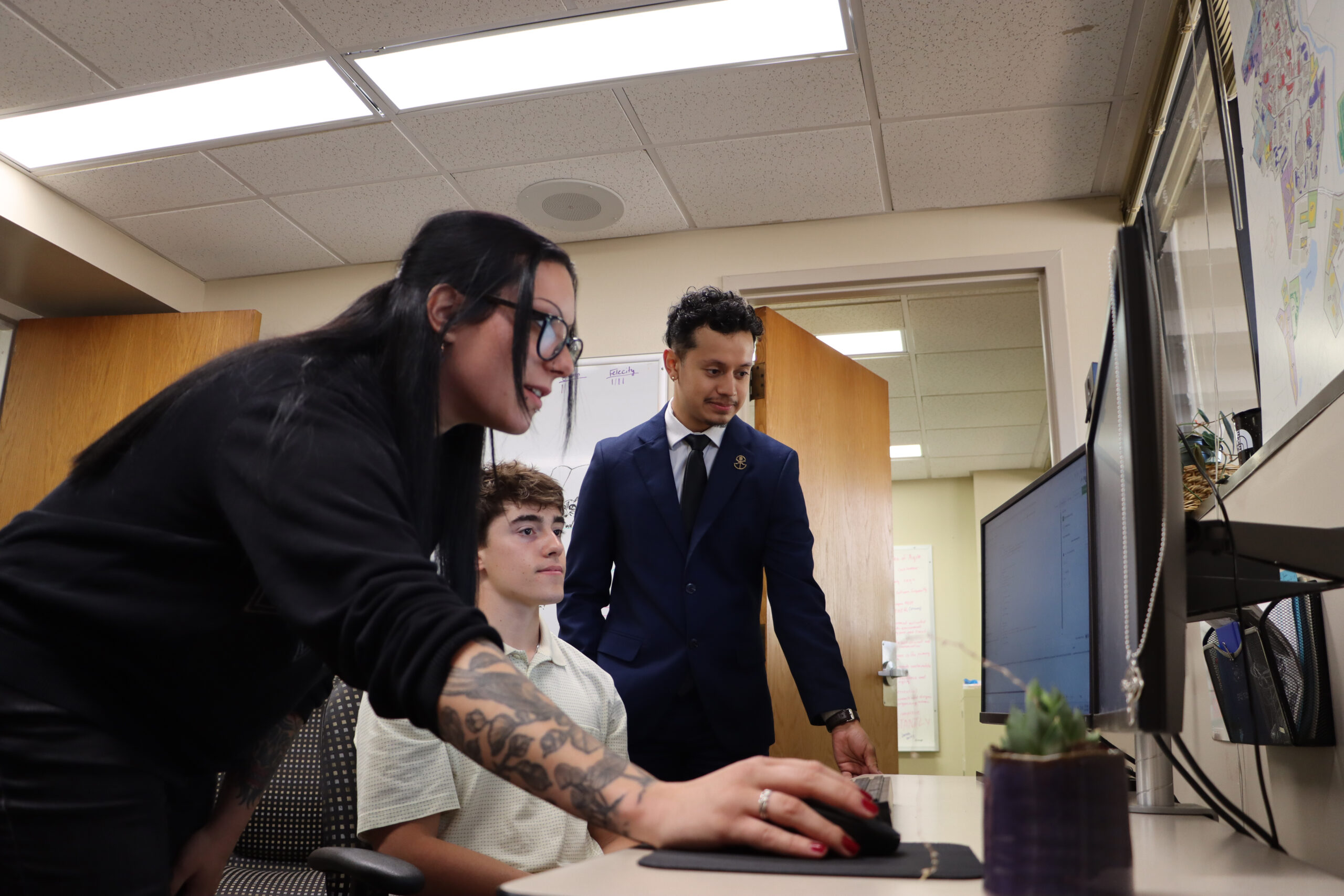 An Auxiliary Services staff member teaches experiential learning students about business analytics